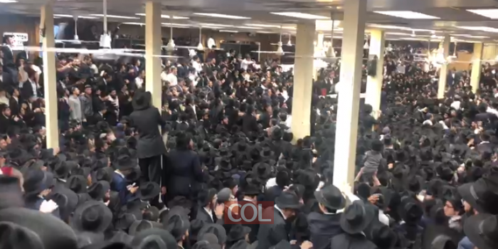 צפו: אלפים שרים ורוקדים בהתוועדות המרכזית עם צאת החג ב-770 