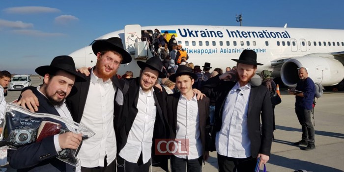 התלמידים השלוחים לישיבת 'תורת אמת' בירושלים, הבוקר בשדה התעופה בקייב, רוקדים למרגלות המטוס בדרכם למקום השליחות 