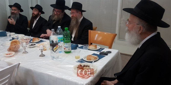הגאון ר' דניאל אלתר נואם בפני המשתתפים הערב בשמחת שבע ברכות לבת השליח הרב נחמיה וילהלם