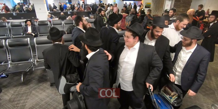 'התלמידים השלוחים' בריקוד סוחף בשדה התעופה - בדרכם לארץ הקודש, עם סיום שנת ה'קבוצה'