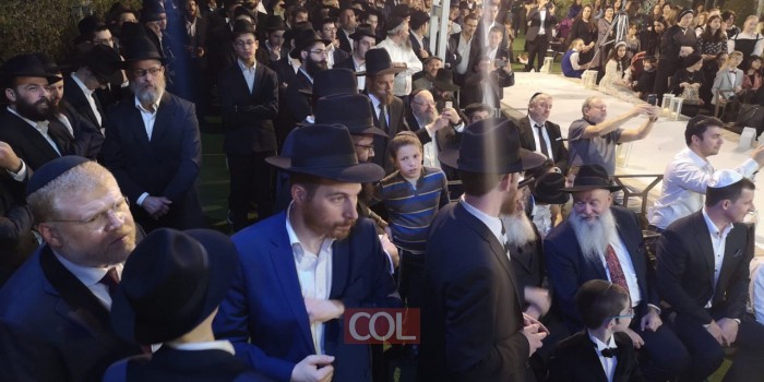 שלוחים, ידידים ובני משפחה שמחים בחתונת בנו של השליח במוסקבה הרב מרדכי וייסברג עב