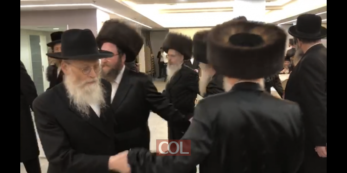 הסופר הנודע מקראון הייטס ר' משה קליין נצפה רוקד הערב בחתונת משפחת שפירא, מחסידי צאנז בנתניה. צילום: שניאור שיף