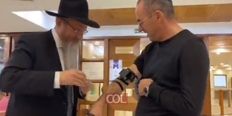 צפו: רבה של רוסיה השליח הרב בערל לאזאר בהנחת תפילין למנכ