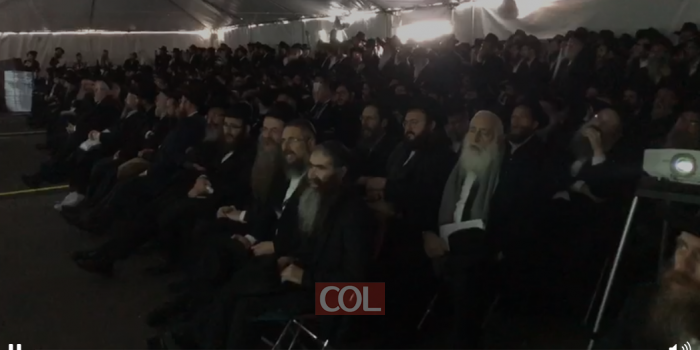 השלוחים בשירה אדירה באוהל, תוך כדי צפיה במראות קודש
