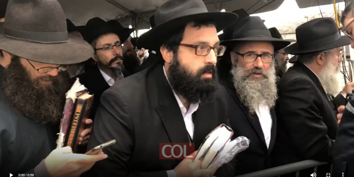 אלפי שלוחים מנגנים יחד ניגון בדבקות, רגעים אחדים לפני הכניסה לאוהל