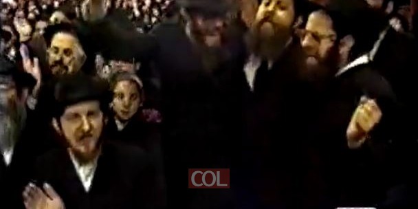 הרבי מחלק קונטרס חסידות לשלוחים, והשמחה מרקיעה שחקים • צפו 