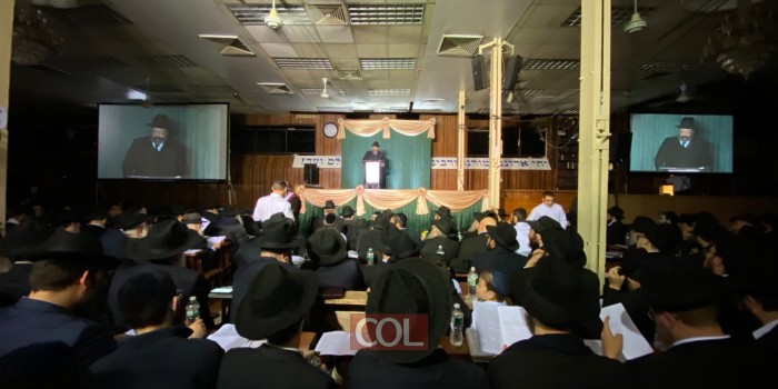 המרצה הנודע ר' יוסף יצחק ג'ייקובסון בשיעור מיוחד ב-770 בקונטרס בית רבינו שבבבל, בהשתתפות רבים מתושבי השכונה 
