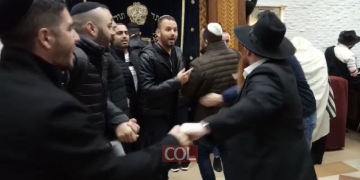 קבוצת מקורבים מכפר אחים בריקוד סוער למרגלות ארון הקודש בבית חיינו, יחד עם שליח הרבי בישוב ומלווה הקבוצה הרב שלמה ליפש 