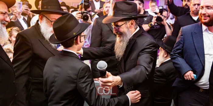 צפו בוידאו: ריקודי שמחה בחגיגת בר המצווה של מוישי הולצברג