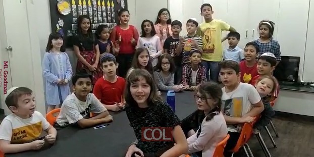 צפו: ילדי בית הספר Sunday School מבית חב