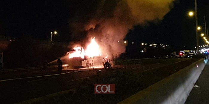 צפו: אוטובוס ריק נשרף בכביש 6 • צילום: תיעוד מבצעי מד