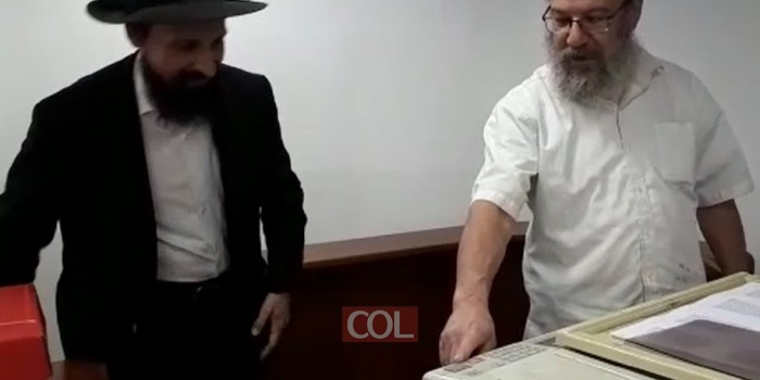 	כעת מתחילה ההדפסה ההיסטורית של התניא מהדורת היובל באלף עותקים בבית הכנסת המרכזי בנחלת הר חב