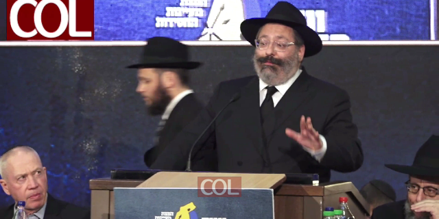 ברוכים הבאים לשדה התעופה: הרב יוסי ג'ייקובסון נתקל במגנומטרים של השב
