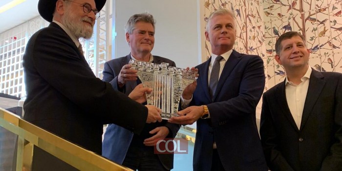 הולנדים תרמו לשדרות חנוכייה בגובה 11 מטר • צפו