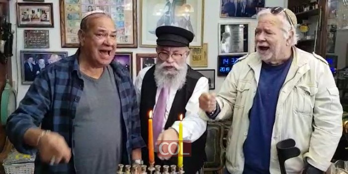 בימים ההם, בזמן הזה: שחקני העבר המפורסמים זאב רווח ויהודה ברקן הדליקו נר ראשון של חנוכה עם הרב יעקב גלויברמן. צפו