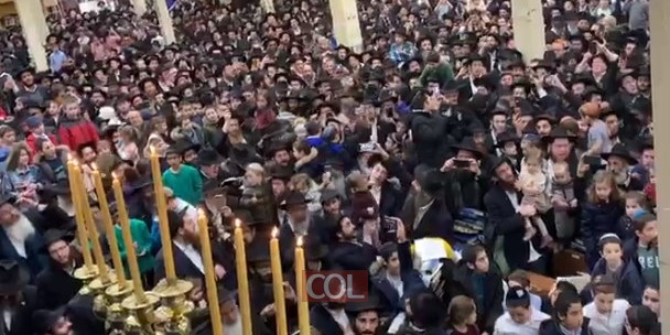 מעמד הדלקת נר שמיני ושירת 'הנרות הללו' ב-770 • וידאו