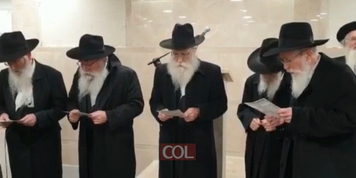 הרבנים האחים זילברשטרום באמירת קדיש במסע הלווית אמם, מרת מרים זילברשטרום ע