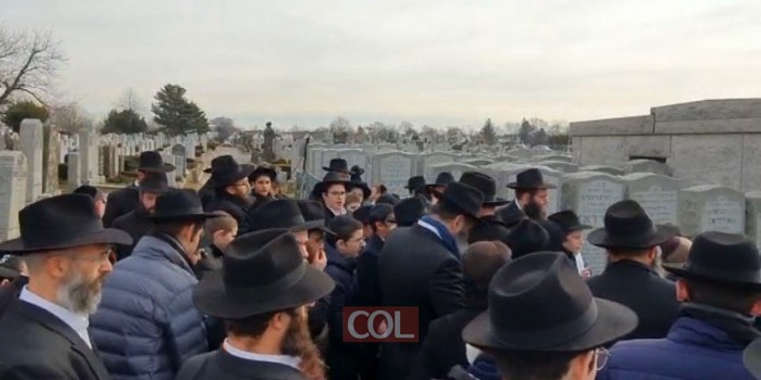 נערי בר המצווה שהגיעו לחצרות קודשנו בטיסת ה'פנסאים' מנגנים את 