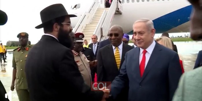 צפו: בין מקבלי הפנים לראש הממשלה בנימין נתניהו לאחר שנחת באוגנדה, שליח חב