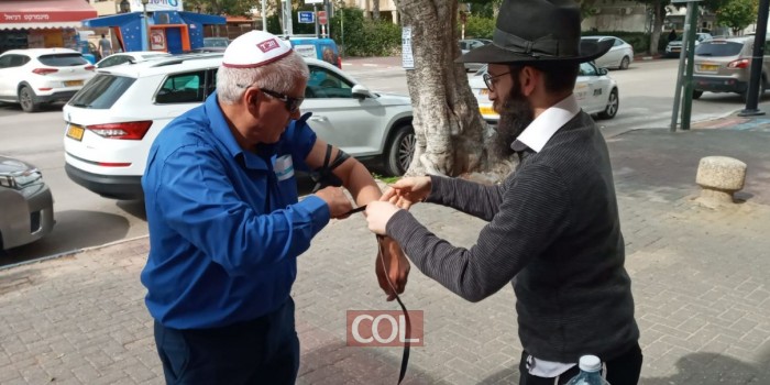 הרב פנחס קדיש משכונת שעריים ברחובות, הניח תפילין לתושב השכונה ושמע ממנו דברי עידוד וחיזוק 