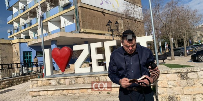 צפו: ראש העיר צפת מסביר עם תפילין לראשו - מדוע החליט להקים דוכן תפילין מול בניין העירייה? • וידאו