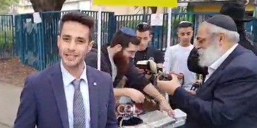 יום הסובלנות והתפילין הבינלאומי: ראש העיר קריית שמונה אביחי שטרן קורא לכל הציבור להניח תפילין במסגרת 'יום התפילין העולמי' שיזם היום • צפו