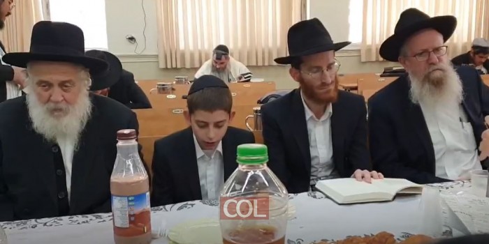 בנו של ר' דובי ברוד באמירת מאמר לאחר התפילה כנהוג, לרגל הנחת תפילין. משתתף: הרב יצחק יהודה ירוסלבסקי 