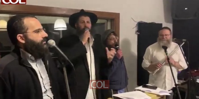 האמנים אבי פיאמנטה, מיילך קאהן, יוני שלמה ועדי גביסון - מתכוננים לדינר הגדול עם מחרוזת מקפיצה לראש חודש אדר. כך זה נראה בתוך האולפן: 
