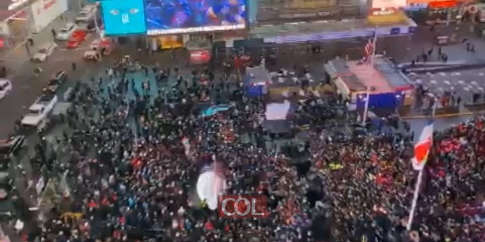 עוצמה! רגע השיא של שבתון CTeen. קרוב ל-3000 בני נוער באירוע 'ההבדלה' בטיימס-סקוור. בני פרידמן מקפיץ במחרוזת שירי יהדות. צילום: שימי קוטנר 