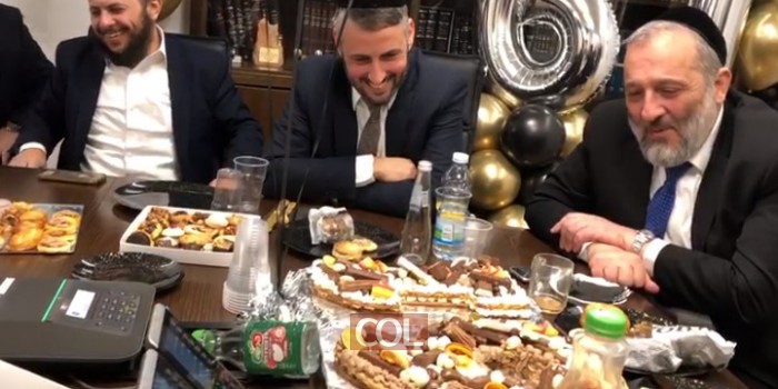 61, ולא של קואליציה: עובדי לשכת השר אריה דרעי, חגגו לו יום הולדת 61 בלשכתו - וראש הממשלה בנימין נתניהו התקשר לברך. מה גרם לכולם לחייך? • צפו (צילום: אשר מדינה)
