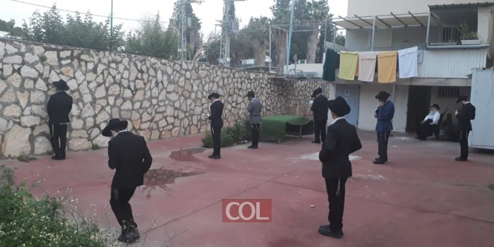 כך מתפללים 'מנחה' בחצרות הבתים בשכונת חב