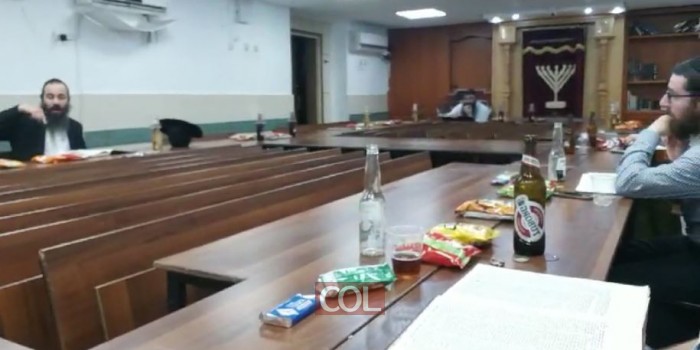 בעידן הקורונה, לפי כל הכללים: כך נראה הערב שיעור גמרא ב'קהילת הצעירים' בלוד