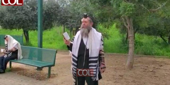 יצאו בחוץ: המשפיע הרב דוד אבא זלמנוב בשיעור שלאחר תפילת שחרית מאווררת בגן משחקים בכפר חב