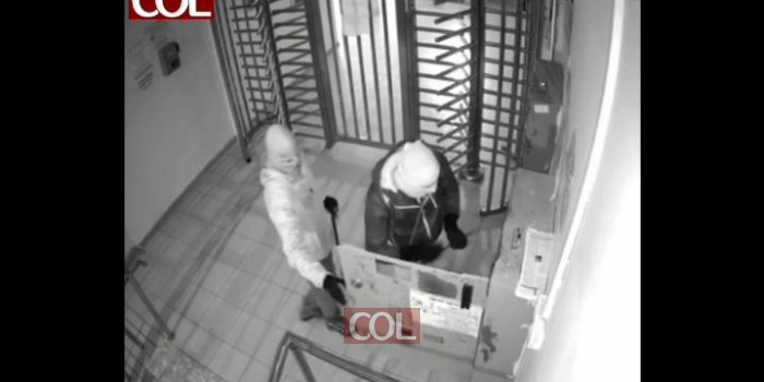 צפו: זוג גנבים מנסים לפרוץ את כספת המקוה המרכזי בכפר חב