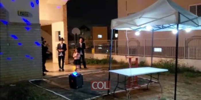 בר מצוה בימי קורונה: ר' מוישי חן חגג בר מצוה לבנו. השכנים השתתפו בשמחה ממרפסות הבתים הסמוכים 