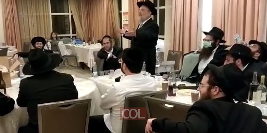 במלון פרימה פאלאס חגגו אברכים ותמימים השוהים במלון לחולי הקורונה בחג הפסח את סעודת משיח. הרב מרדכי הלפרין מוסר דברי חסידות