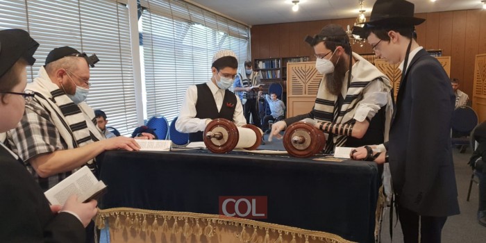 קריאת שם לתינוקת שנולדה בליל הסדר, בבית הכנסת של השליח הרב בני וולף ע