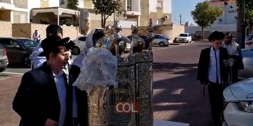 הת' ישראל אריה לייב לרר, בנו של ר' אברמי לרר מנהל ארגון 'ושמחת', נקרא על שמו של בעל היארצייט וחוגג היום בר מצוה. במניין החצרות של קהילת חב