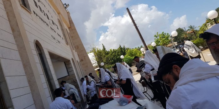 בית מנחם חוזר אט אט לשיגרה, לאחר ההפסקה הארוכה בגין הקורונה.   צפו במתפללים בתפילת הלל של ראש חודש סיון 