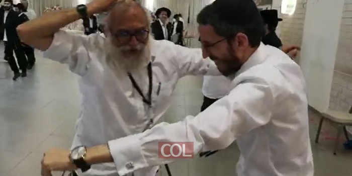 שמחה כפולה בחתונת שיף-נוישטאט: הזמר שמחה פרידמן ור' יוסף ריבקין בריקוד שמחה ספונטני גם לרגל 'יציאה מהקורונה'