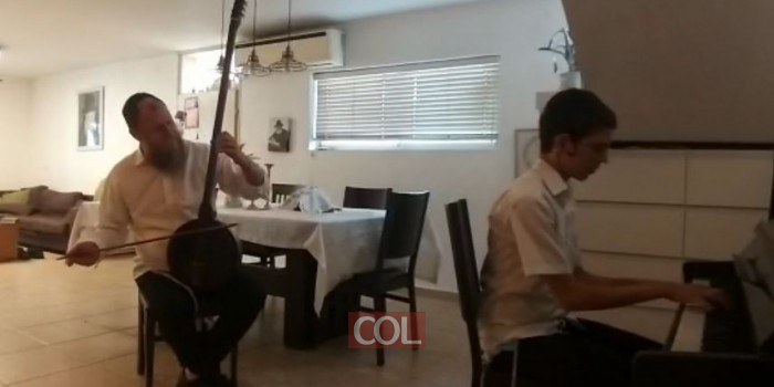 המוזיקאי נאור כרמי מנגן יחד עם בנו את ניגון חג הגאולה