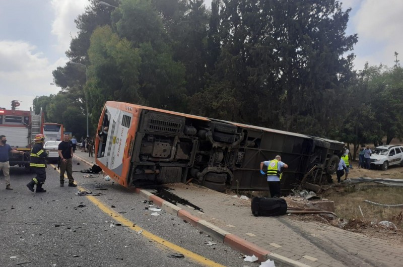 אוטובוס התהפך בצומת כברי כתוצאה מתאונה עם רכב פרטי. 15 נפגעים בדרגות פציעה שונות, כולם בהכרה רובם במצב קל. כוחות ההצלה חילצו לכוד מהאוטובוס. כביש 89 למערב נחסם לתנועה