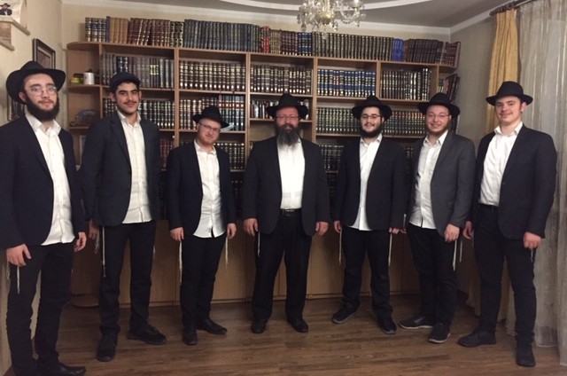 לרגל המצב ובכפוף להנחיות הבריאות, נפתחה ישיבה גדולה בעיר צ׳רקאס במרכז אוקראינה על ידי הרב דב אקסלרוד שליח הרבי למחוז צ׳רקאס. לישיבה הגיעו ללמוד ילדי השלוחים מכל רחבי אוקראינה