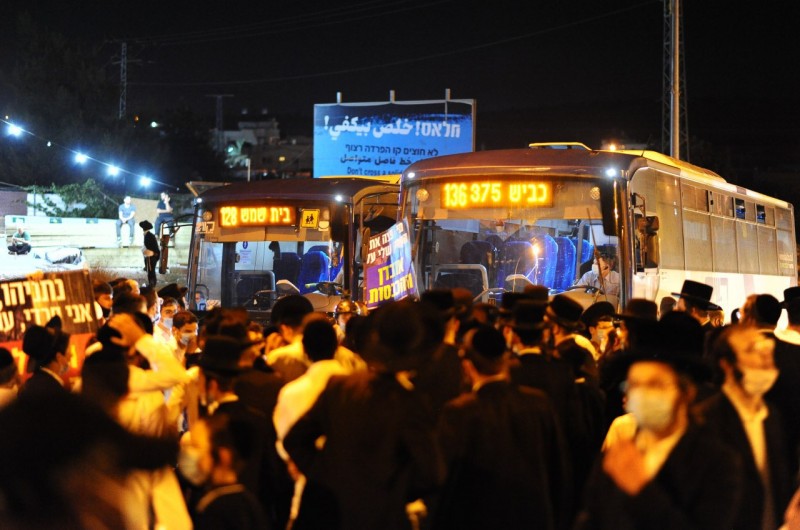 רגע לפני שהסגר הוסר: תושבי ביתר עלית יצאו יחד להפגין