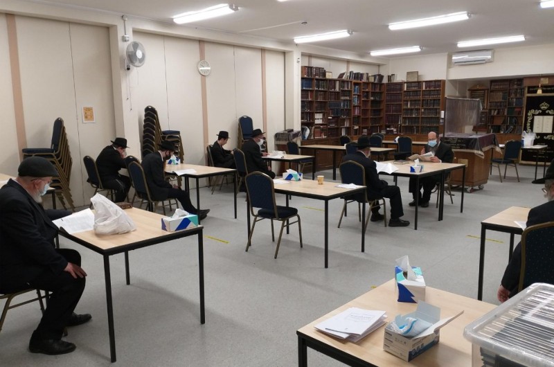 שנה עשרות שנים שמתקיים מדי ערב בבין המצרים שיעור הלכות 'בית הבחירה' בלונדון שבאנגליה, בבית כנסת חב
