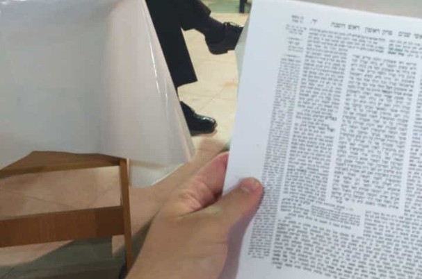 גם בזמן קורונה: הרב אריק קדם משכונת חב