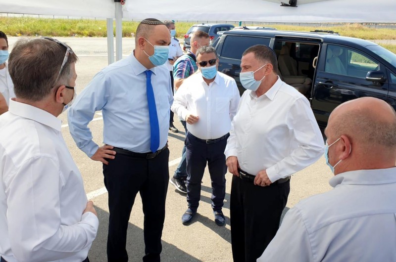 תשובות לבדיקות קורונה ב-15 דקות? שר הבריאות וסגנו ביקרו היום במתחם ה'דרייב אין' בלוד, עם ראש העיר ומנכ