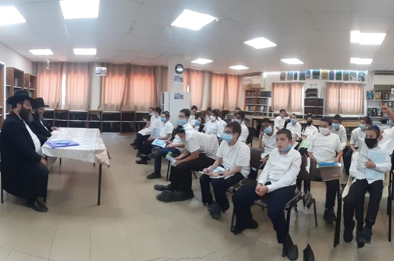 ארבעה רבנים בחנו את תלמידי כיתה ח' באהלי תורה כפר חב