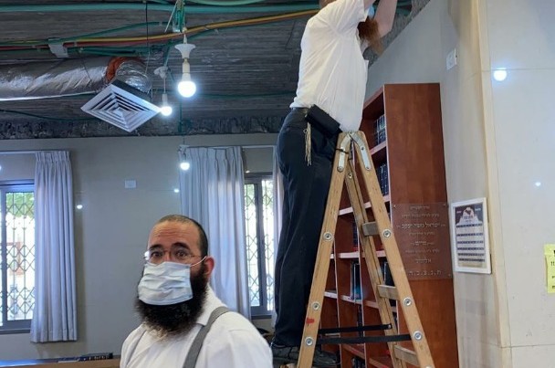 הגבלות חדשות על בתי הכנסת; 10 מתפללים בפנים ו-20 בחוץ
