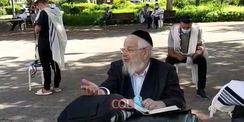 בעקבות נגיף הקורונה, רבה של קרית מוצקין הרב דוד מאיר דרוקמן מתפלל בכל יום במניין באוויר הפתוח, ומעביר מידי בוקר נקודה בענייני דיומא שיחות קודש של הרבי ליהודים מבני העדות השונות • צפו